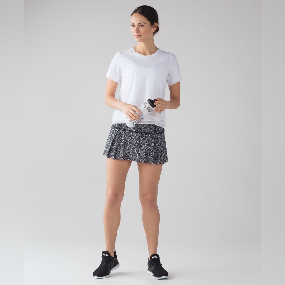 Lululemon Lost in Pace Skirt 13” in Daisy Dust Alpine White Black / Black